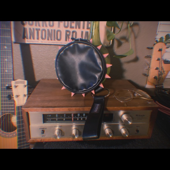 Chic gothic wristlet - Picture 2 of 3